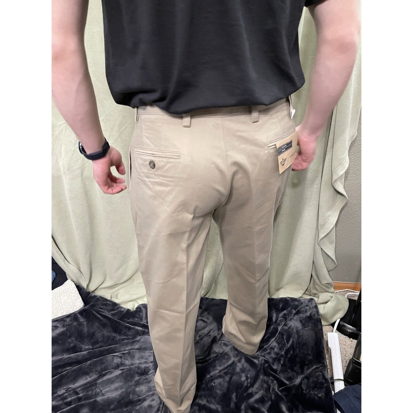 DOCKERS Men's D4 Khaki Relaxed Fit Pleated Pants 32 x 30 EUC 32 x 28.5
