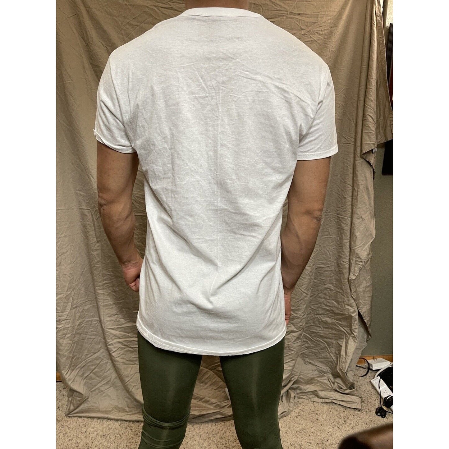 Men's White Fruit of the loom v-neck undershirt tshirt medium