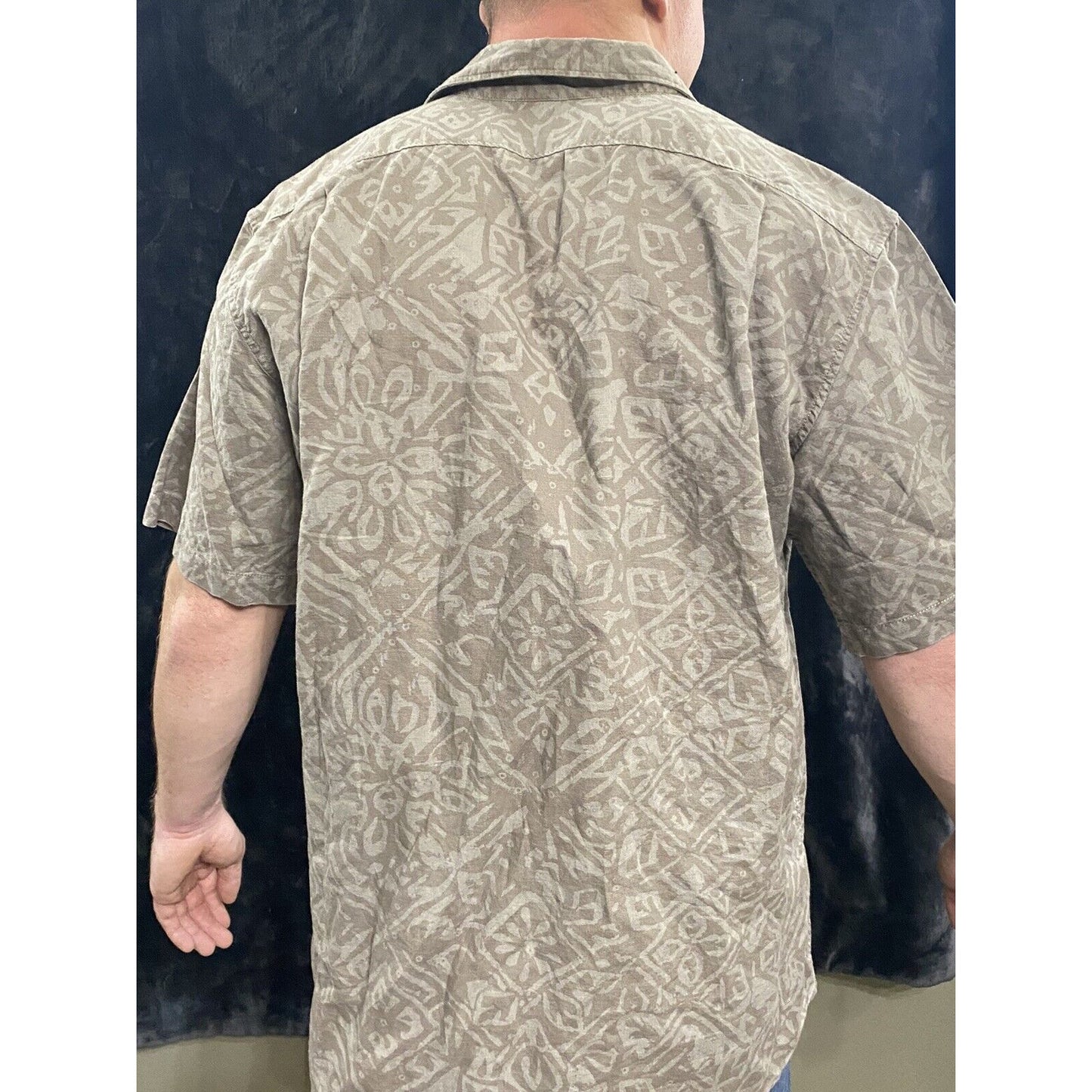Eddie Bauer Relaxed Fit Large Tropical or Tribal Brown Button-down Short Sleeved