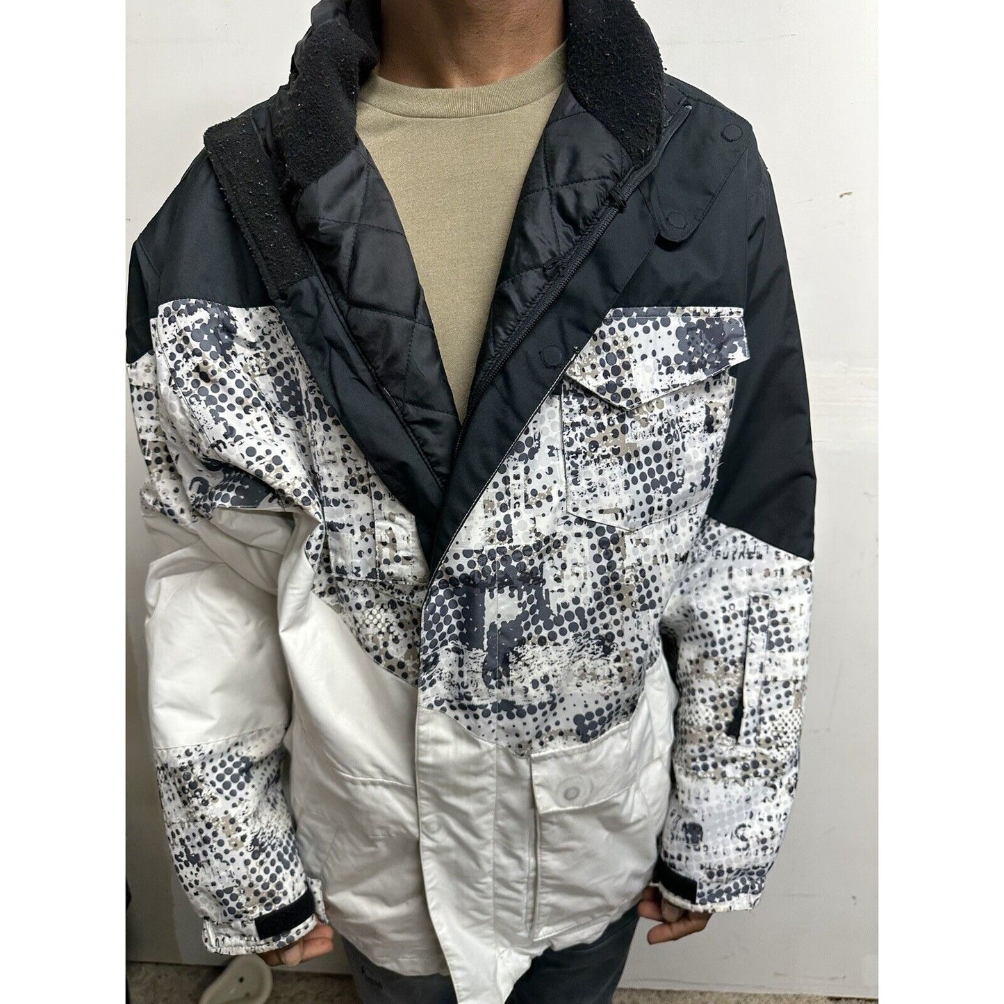 Men’s Large Black And White Snow Technology Body Glove Jacket