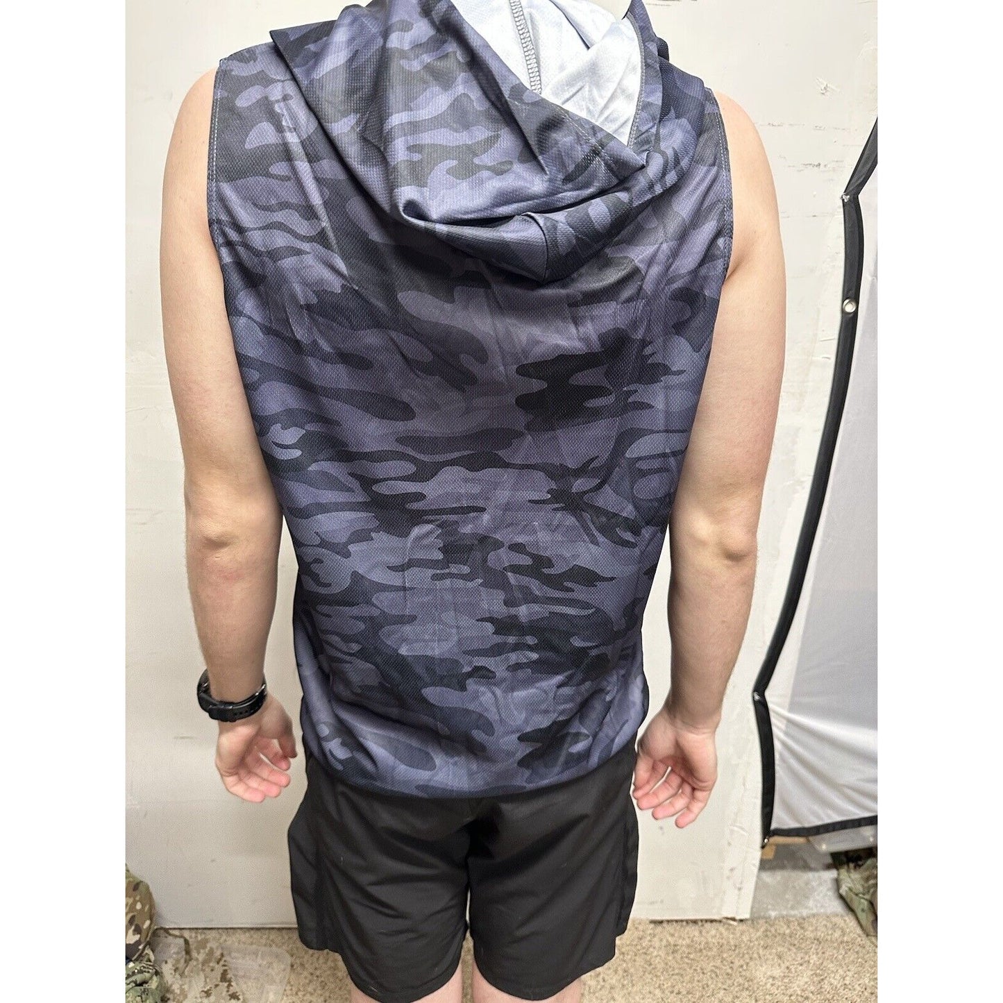 Men’s Gray Camo Muscle Pull Over Sleeveless Hoodie Medium