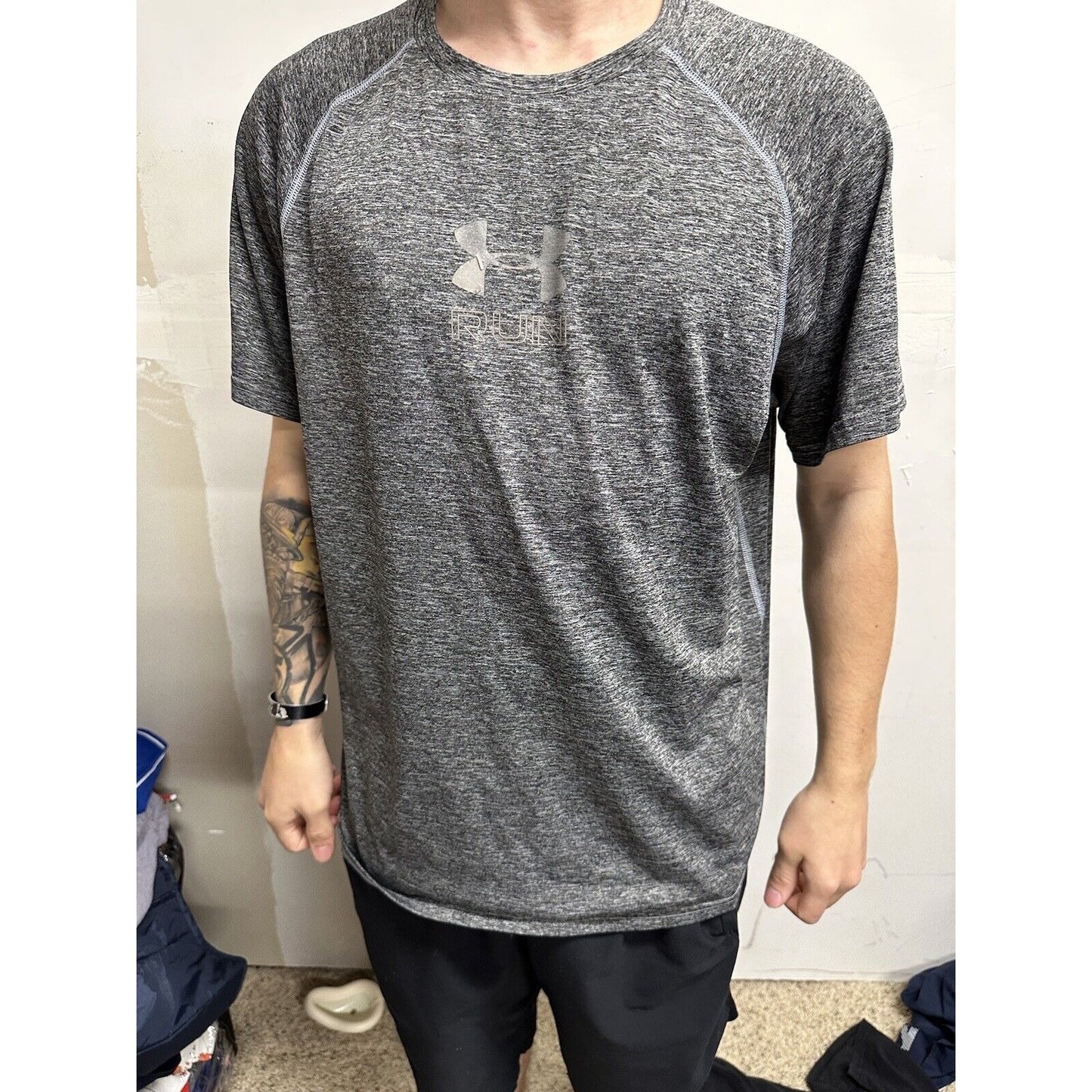 Men’s Gray Under Armour Run Fitted Large Athletic Shirt