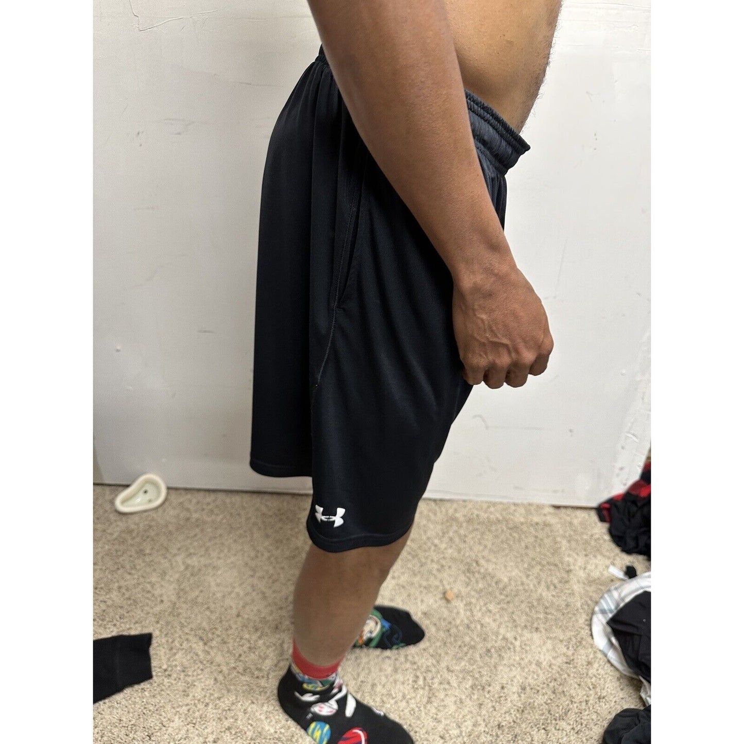 Men’s Under Armour Large Black Loose Athletic Shorts With Pockets