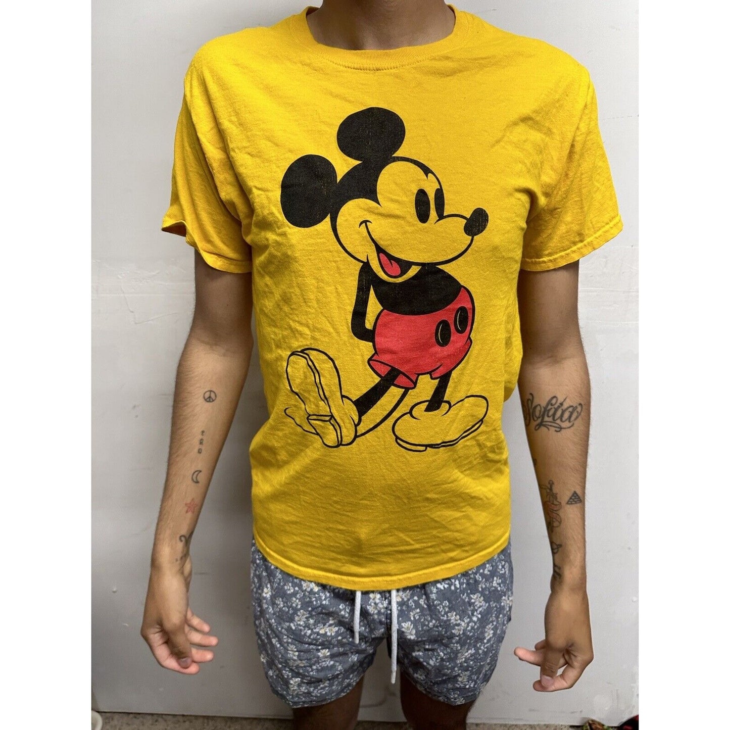 Men’s Small Yellow Mickey Mouse Disney Tshirt Short Sleeve