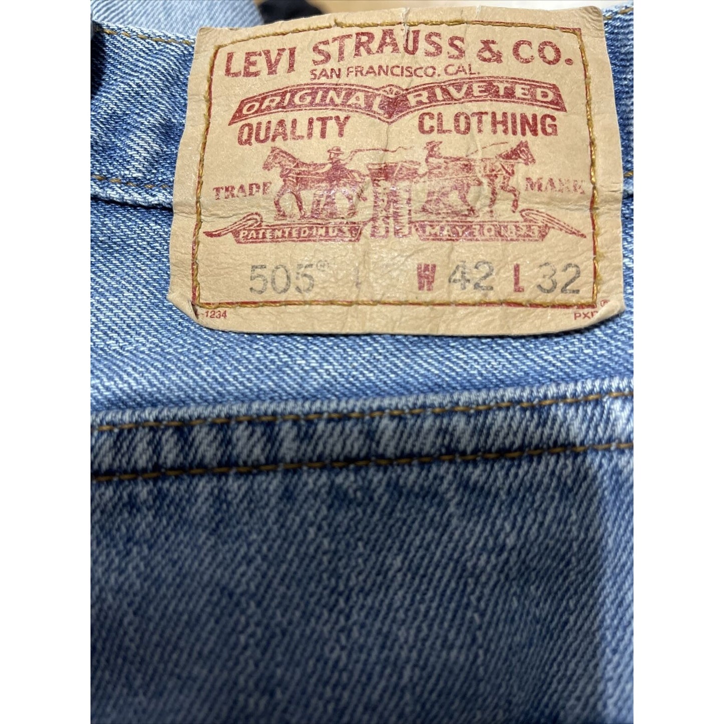 Mens Levis 505 Jeans 42x32 Blue Denim Straight Leg 5 pocket Red Tab Zipper Fly