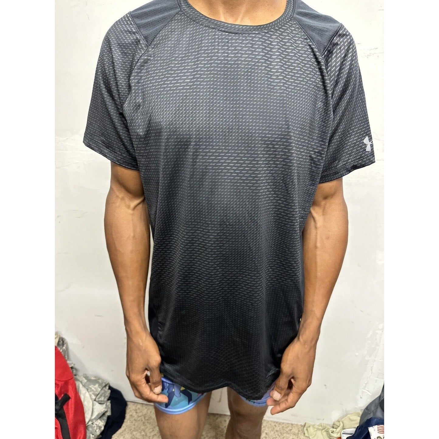 Men’s Large Under Armour Fitted Black Patterned Athletic Shirt