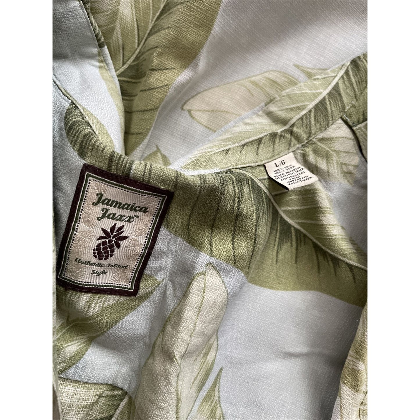 Jamaica Jaxx Men Size L Hawaiian Aloha Shirt Silk Green Leaves print on it 2702