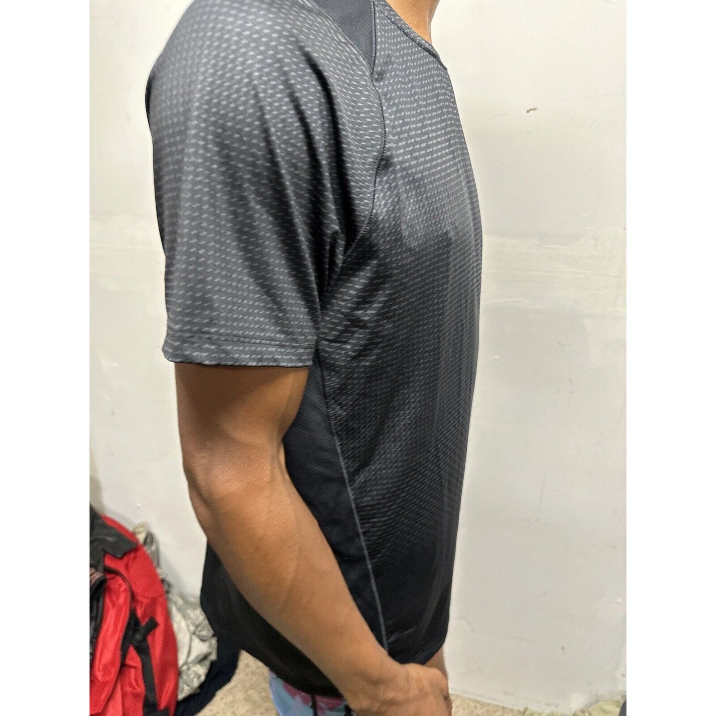 Men’s Large Under Armour Fitted Black Patterned Athletic Shirt
