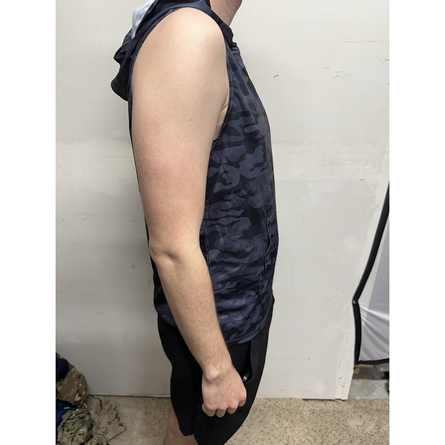 Men’s Gray Camo Muscle Pull Over Sleeveless Hoodie Medium