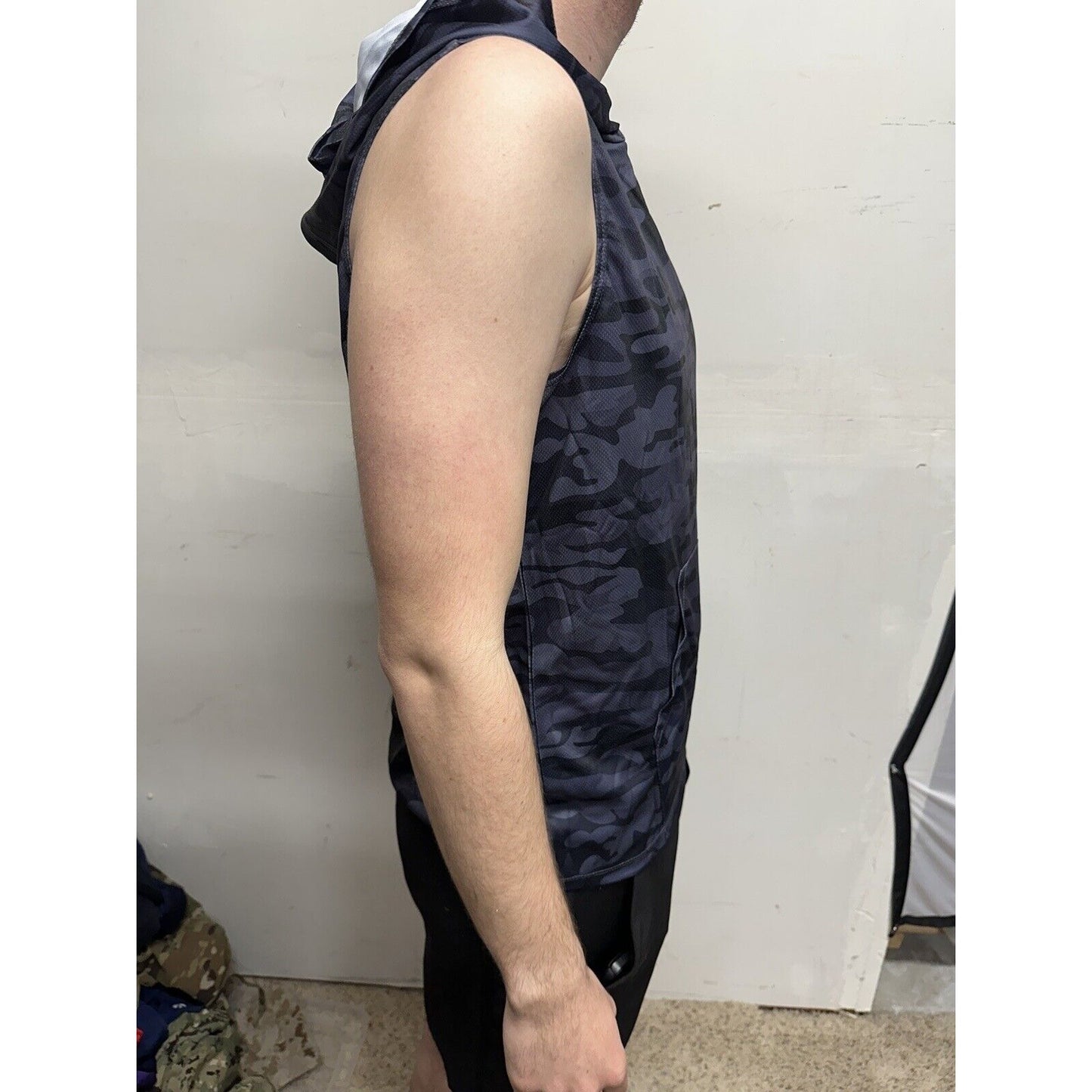 Men’s Gray Camo Muscle Pull Over Sleeveless Hoodie Medium