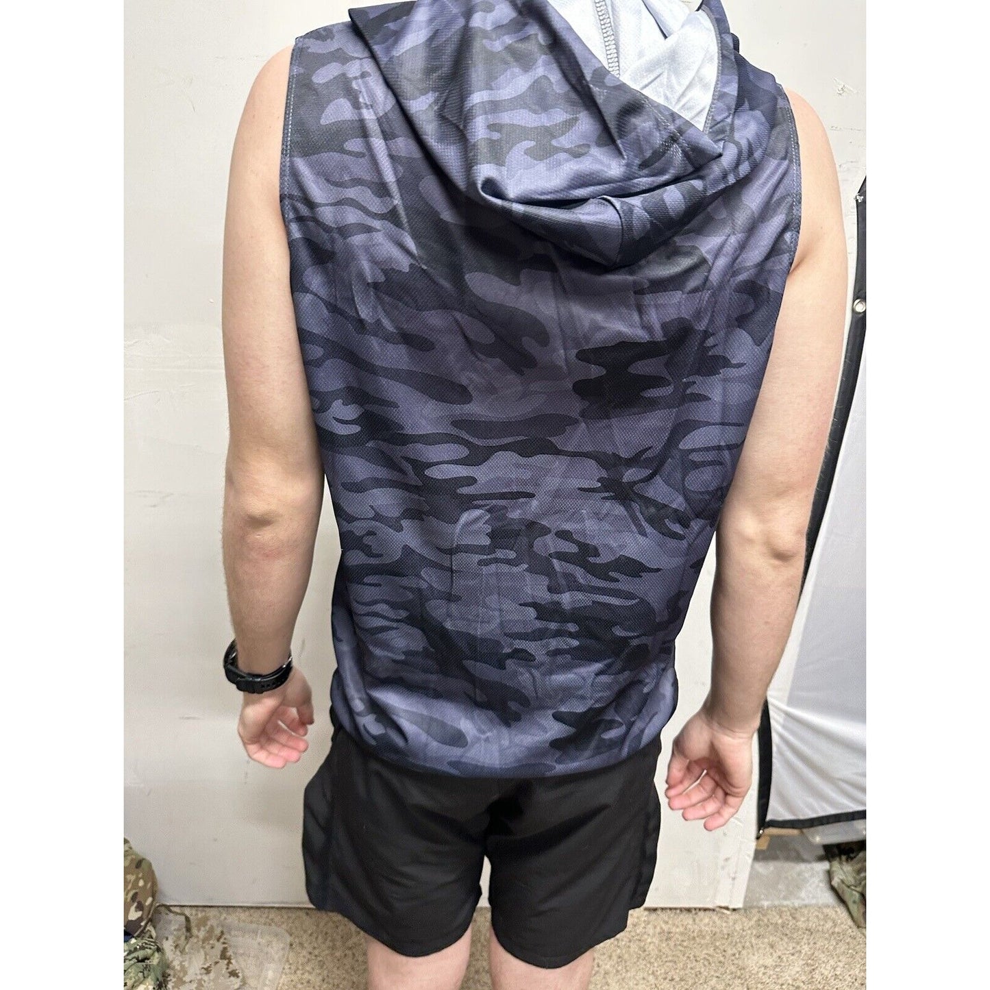Men’s Gray Camo Muscle Pull Over Sleeveless Hoodie Medium