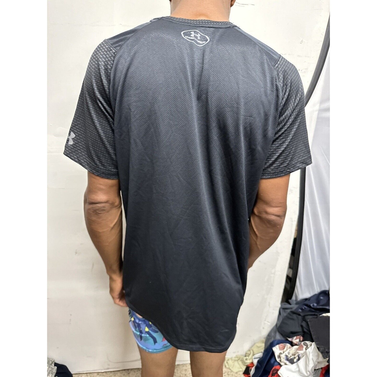 Men’s Large Under Armour Fitted Black Patterned Athletic Shirt