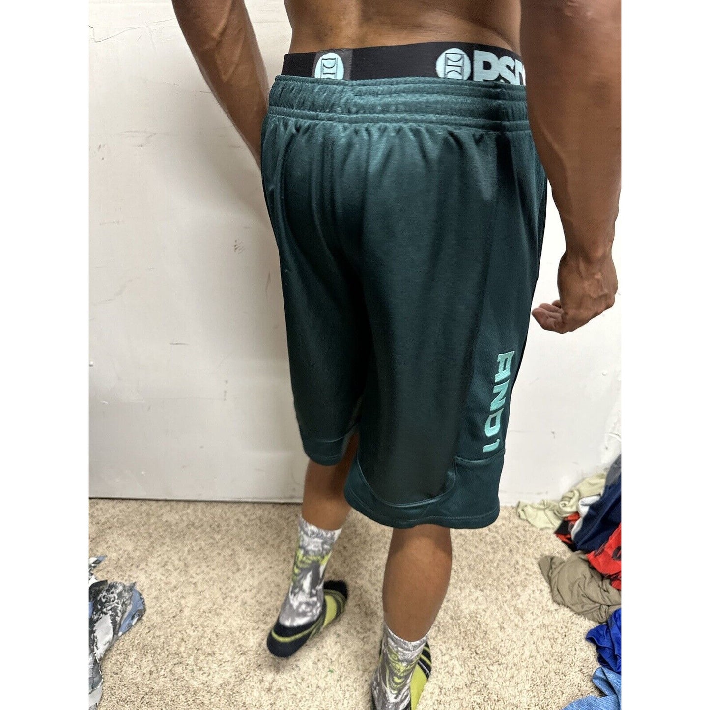 Men’s Green And1 Medium Athletic Shorts With Pockets