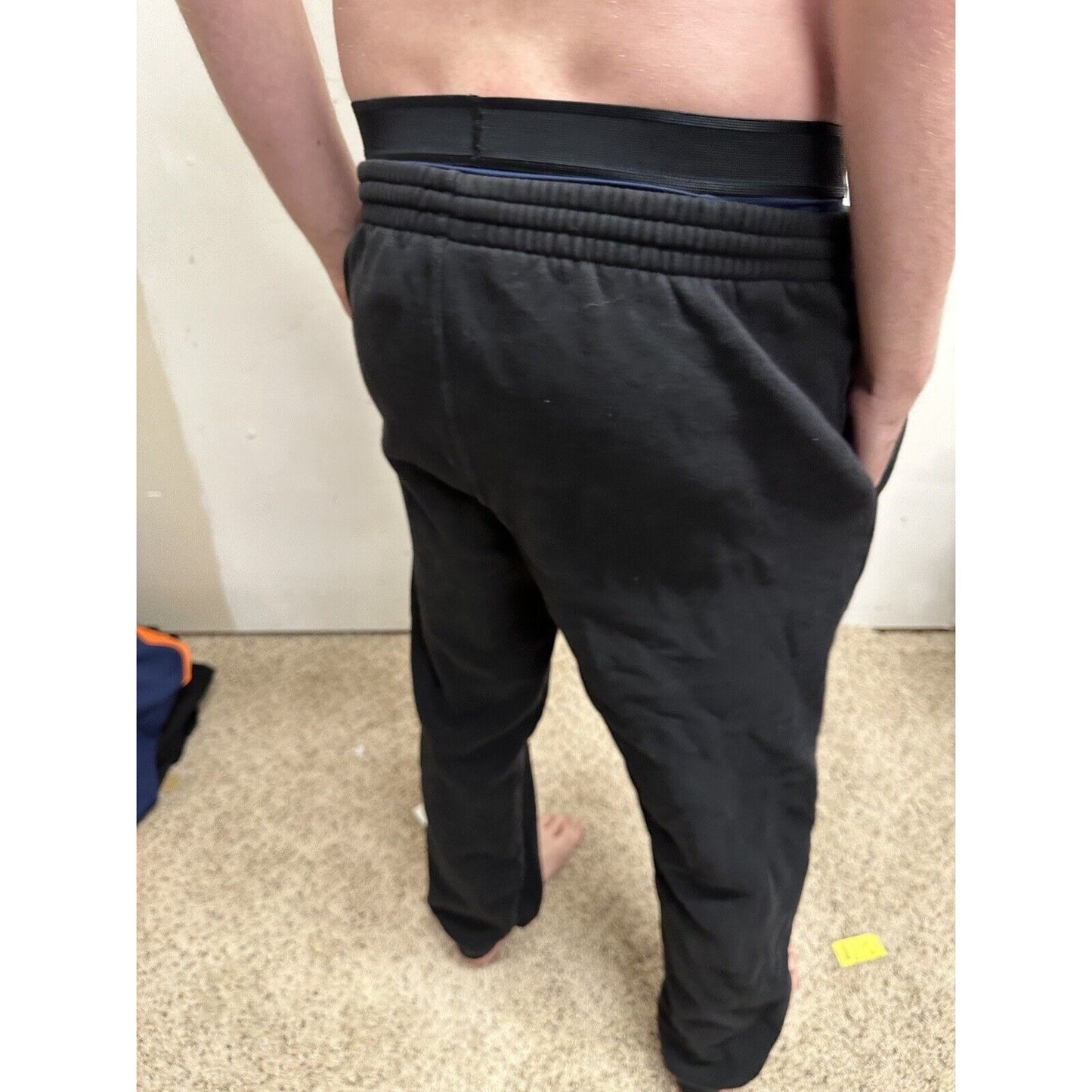 men’s black fila medium sweat pants with pockets