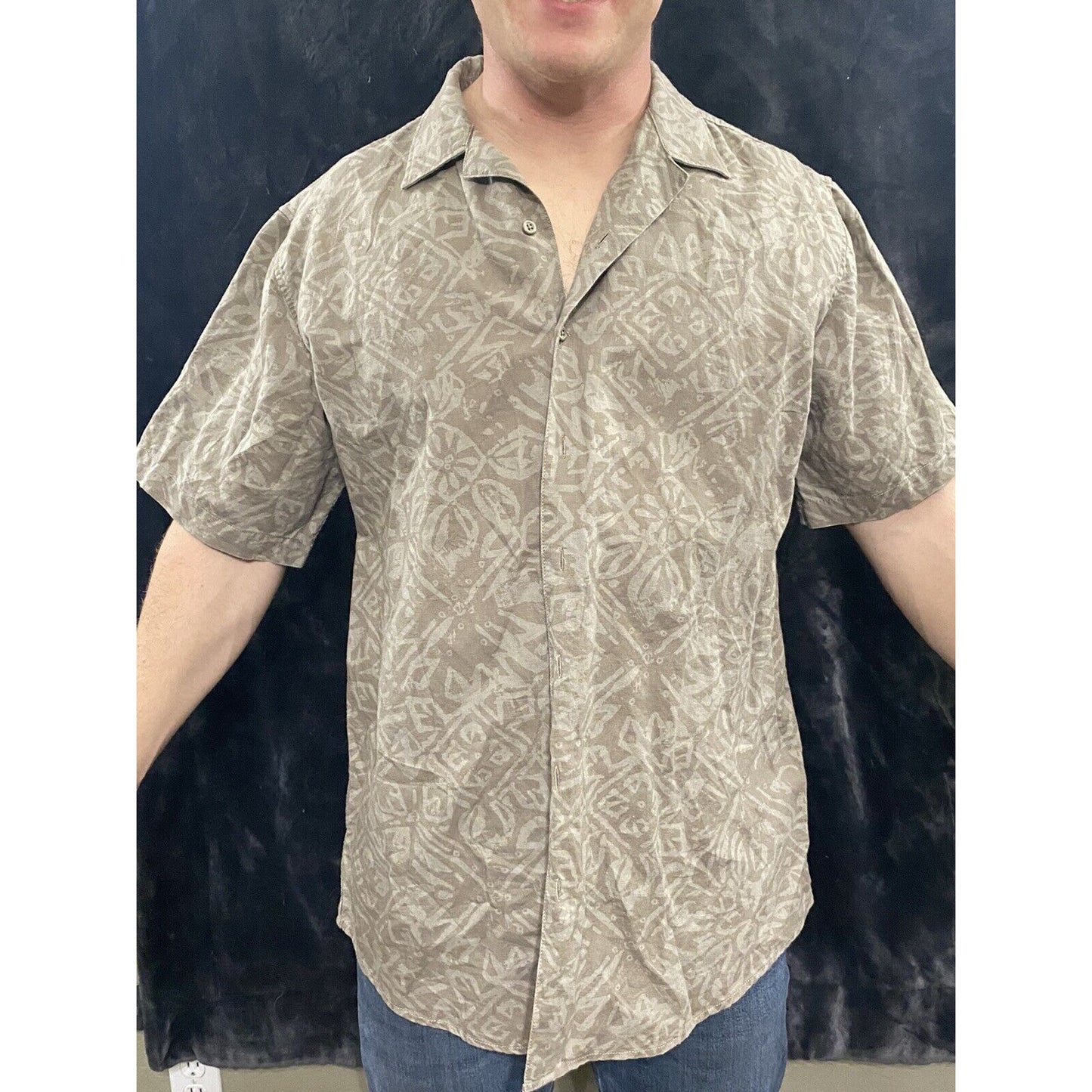 Eddie Bauer Relaxed Fit Large Tropical or Tribal Brown Button-down Short Sleeved