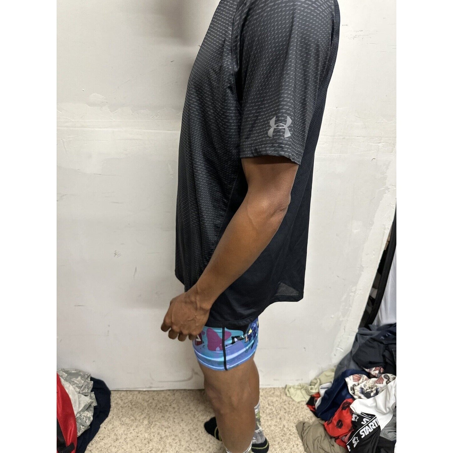 Men’s Large Under Armour Fitted Black Patterned Athletic Shirt
