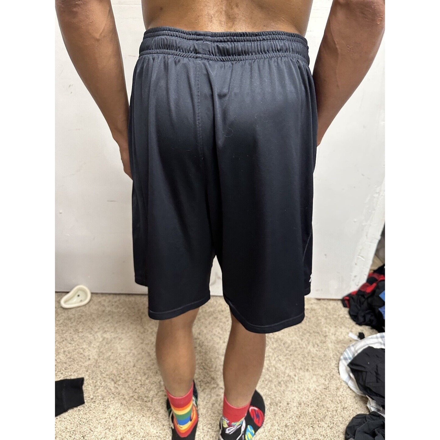 Men’s Under Armour Large Black Loose Athletic Shorts With Pockets