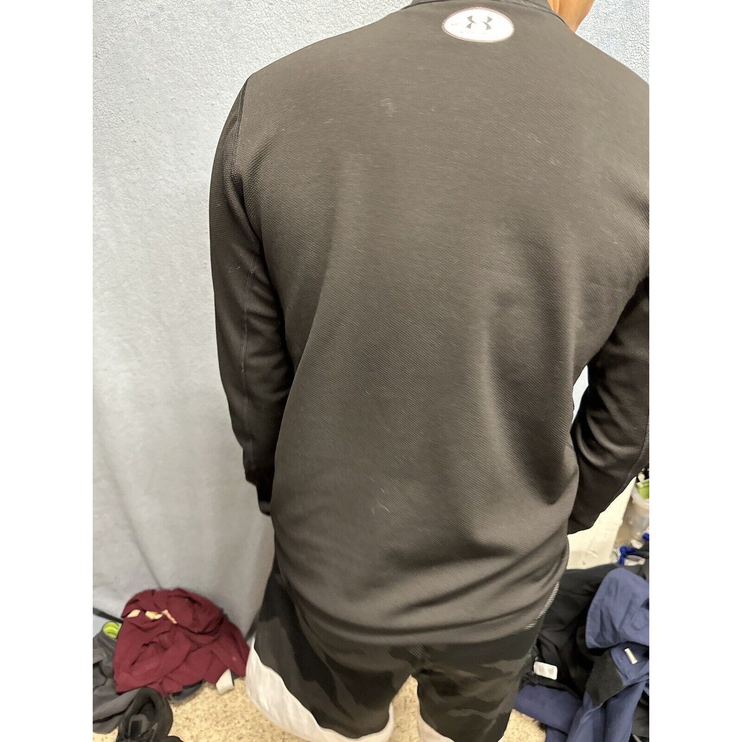 Men’s Medium Black Long Sleeve Under Armour Pullover Shirt