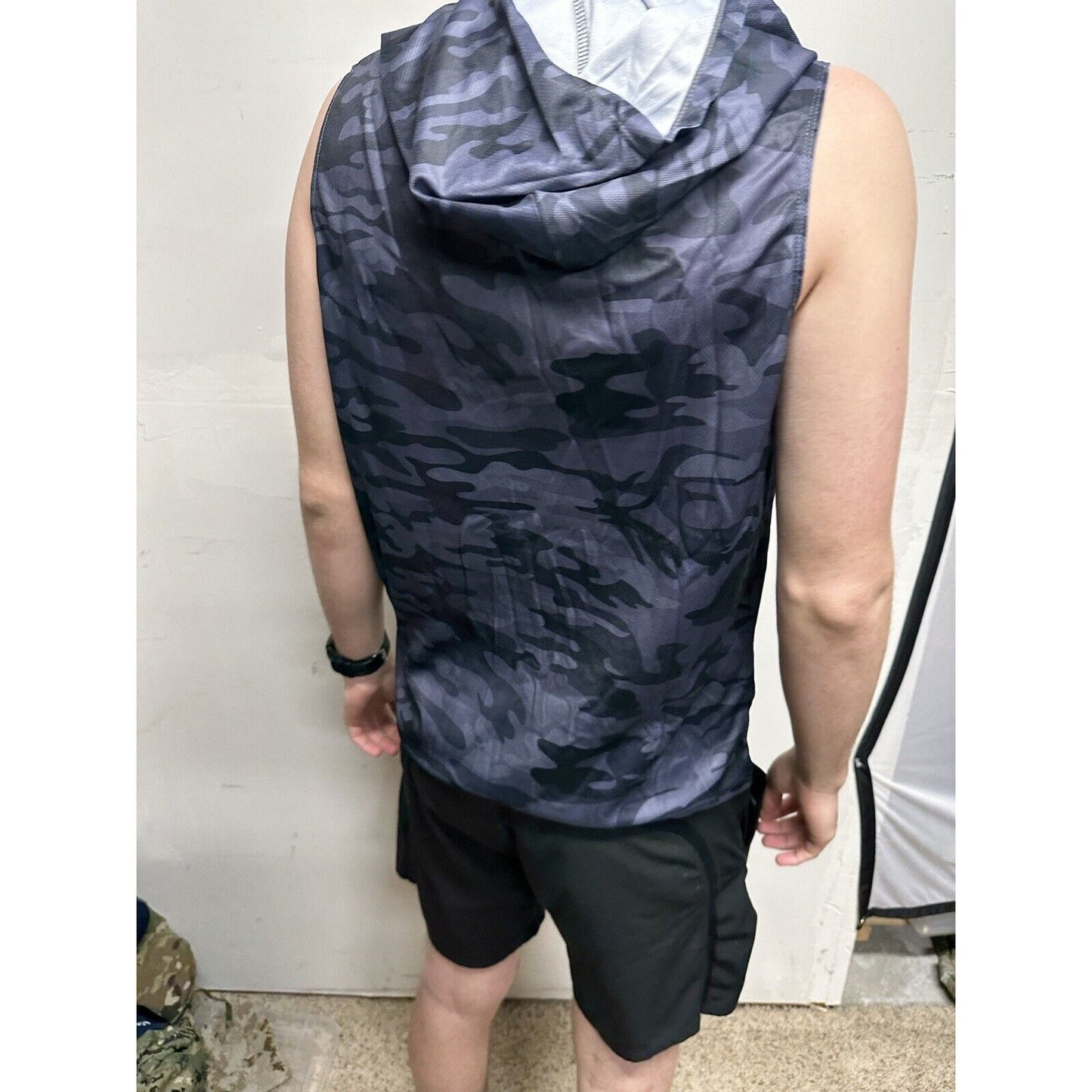 Men’s Gray Camo Muscle Pull Over Sleeveless Hoodie Medium