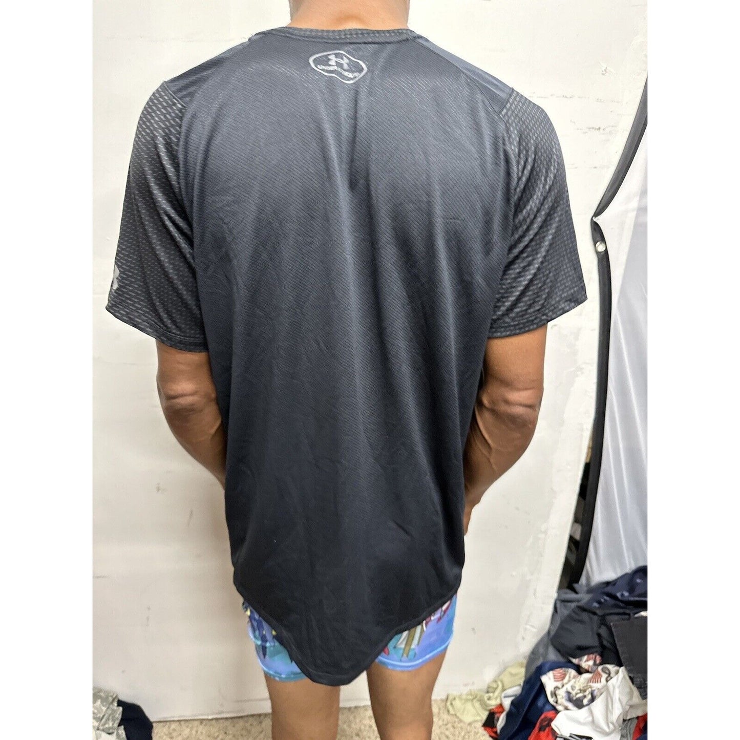 Men’s Large Under Armour Fitted Black Patterned Athletic Shirt