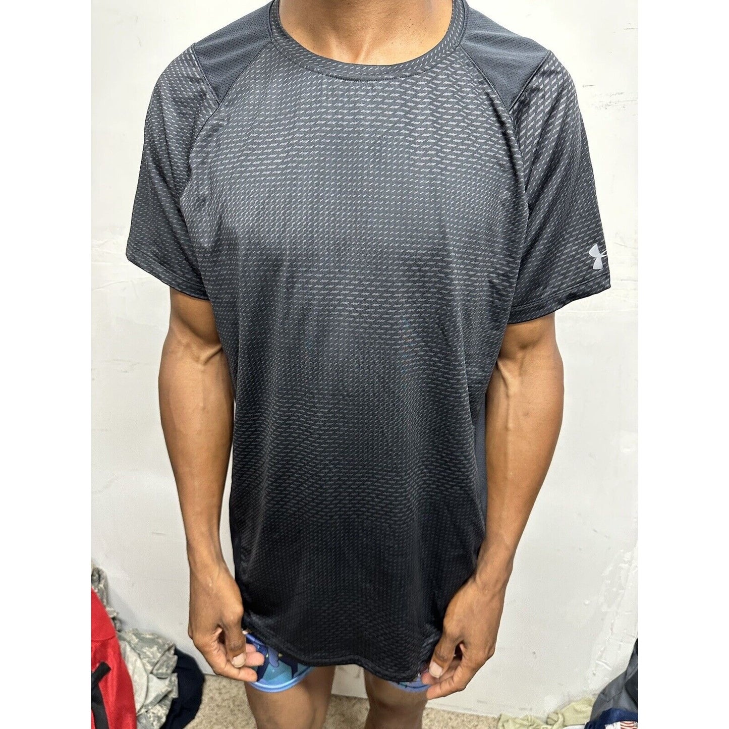 Men’s Large Under Armour Fitted Black Patterned Athletic Shirt