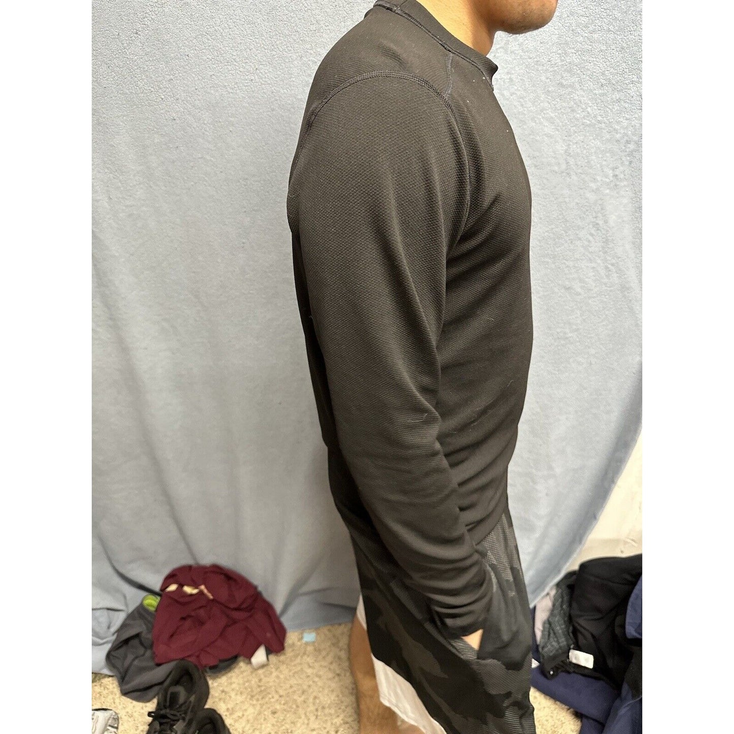 Men’s Medium Black Long Sleeve Under Armour Pullover Shirt