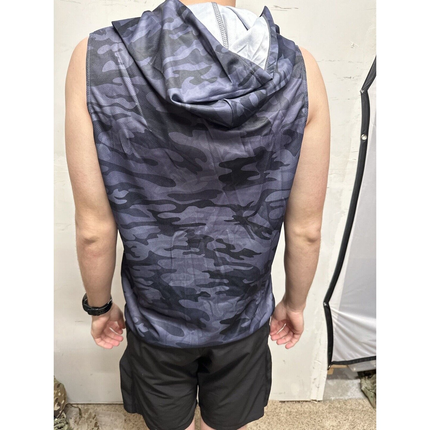 Men’s Gray Camo Muscle Pull Over Sleeveless Hoodie Medium
