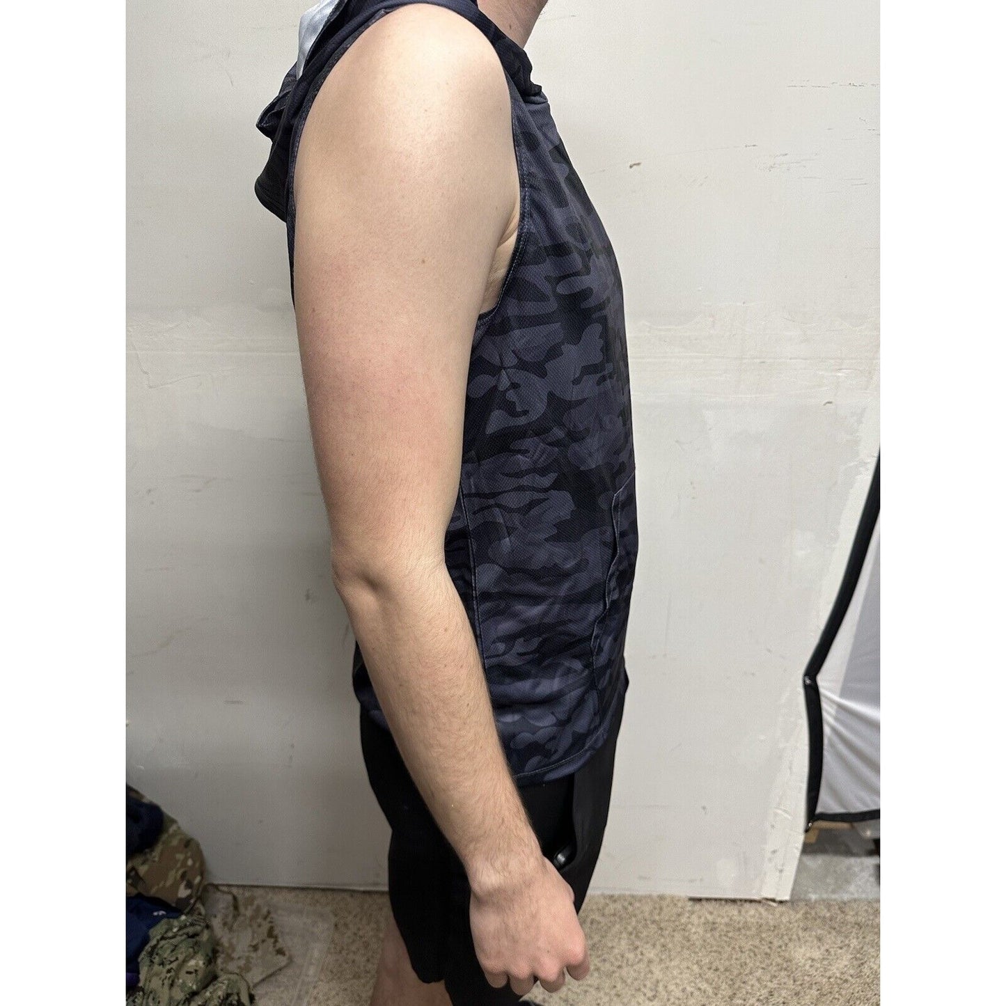 Men’s Gray Camo Muscle Pull Over Sleeveless Hoodie Medium
