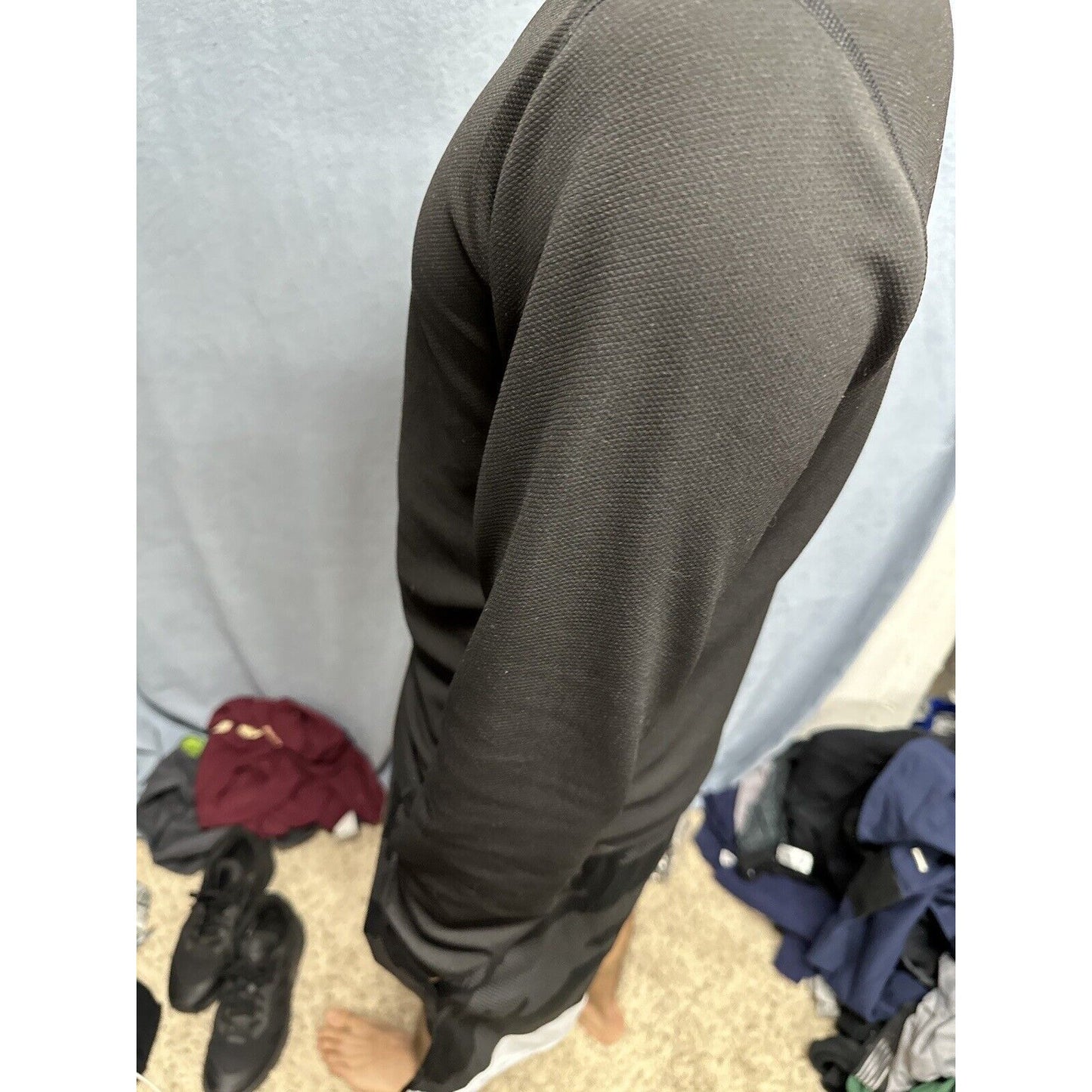 Men’s Medium Black Long Sleeve Under Armour Pullover Shirt