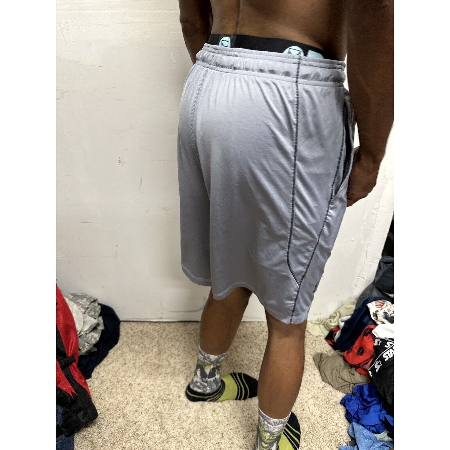 Men’s Gray Medium Under Armour Shorts Loose With Pockets