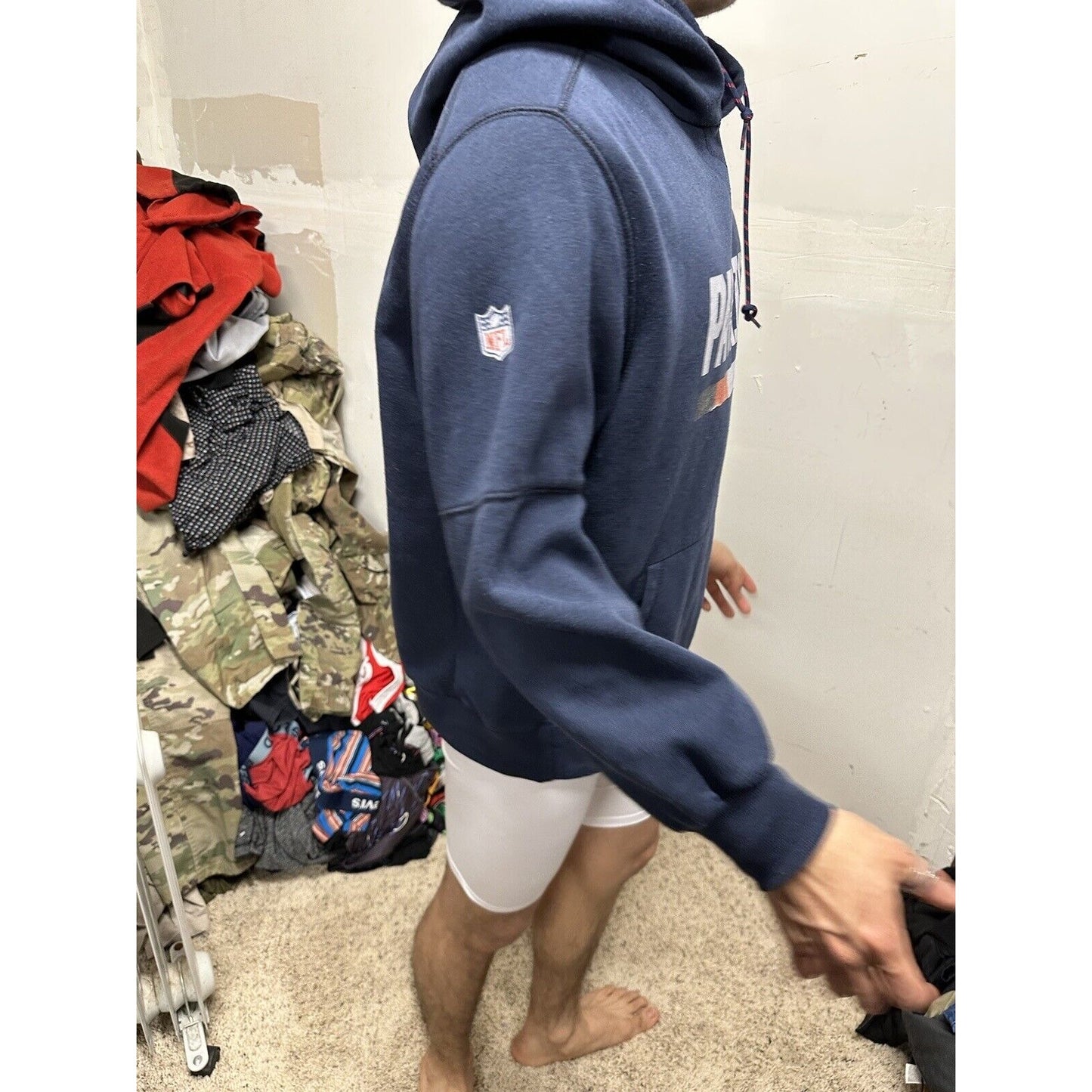 Men’s Patriots Pullover Hoodie Fits Like A Tight Medium